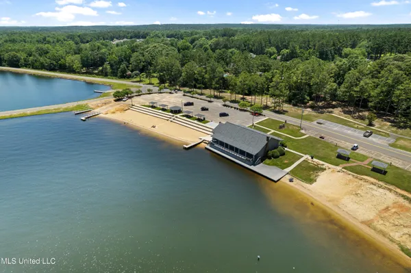 $985,000 | 269 West Lake Road, Hattiesburg, MS 39402