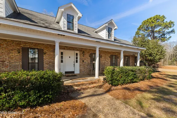 $985,000 | 269 West Lake Road, Hattiesburg, MS 39402