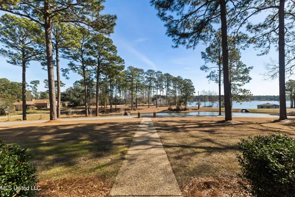 $985,000 | 269 West Lake Road, Hattiesburg, MS 39402