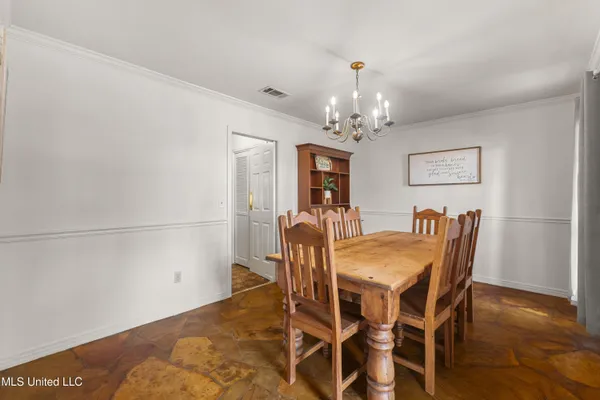 $985,000 | 269 West Lake Road, Hattiesburg, MS 39402
