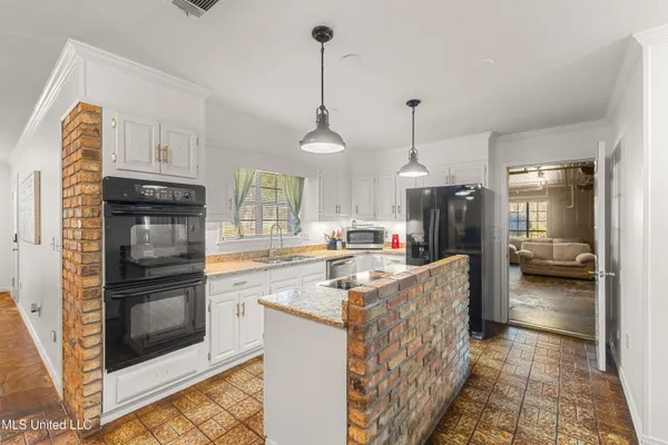 $985,000 | 269 West Lake Road, Hattiesburg, MS 39402