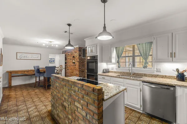 $985,000 | 269 West Lake Road, Hattiesburg, MS 39402