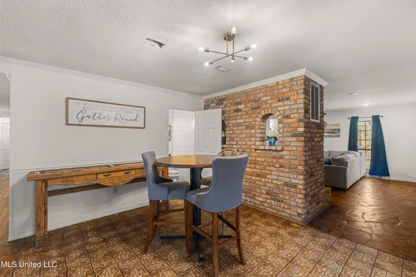 $985,000 | 269 West Lake Road, Hattiesburg, MS 39402