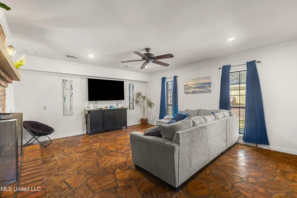 $985,000 | 269 West Lake Road, Hattiesburg, MS 39402