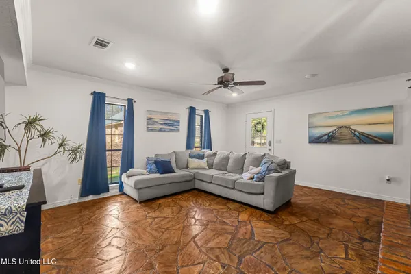 $985,000 | 269 West Lake Road, Hattiesburg, MS 39402