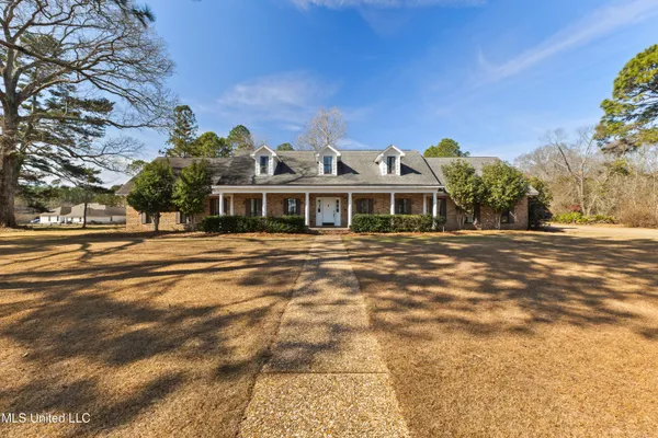 $985,000 | 269 West Lake Road, Hattiesburg, MS 39402