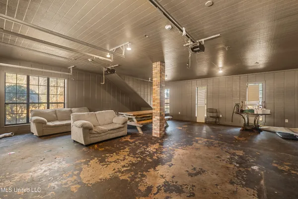 $985,000 | 269 West Lake Road, Hattiesburg, MS 39402