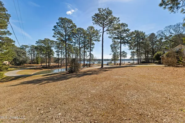 $985,000 | 269 West Lake Road, Hattiesburg, MS 39402