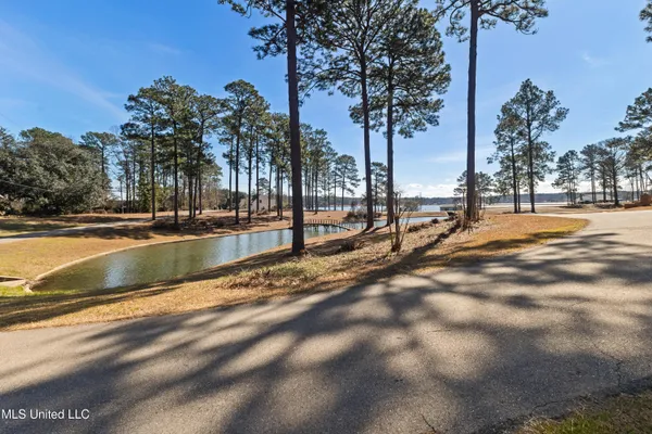 $985,000 | 269 West Lake Road, Hattiesburg, MS 39402