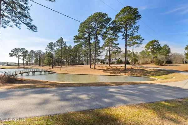 $985,000 | 269 West Lake Road, Hattiesburg, MS 39402