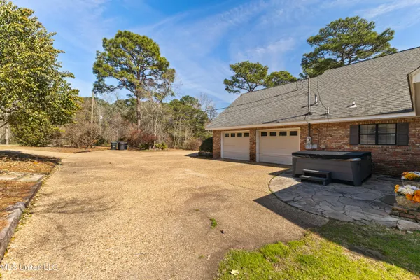 $985,000 | 269 West Lake Road, Hattiesburg, MS 39402