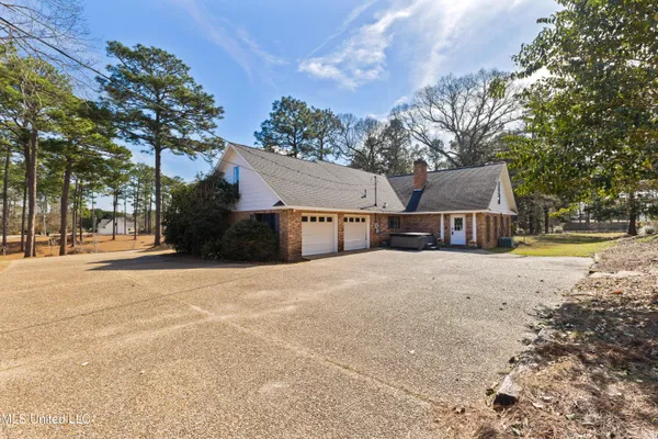 $985,000 | 269 West Lake Road, Hattiesburg, MS 39402
