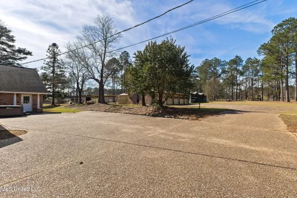 $985,000 | 269 West Lake Road, Hattiesburg, MS 39402