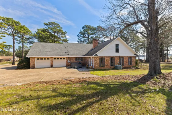 $985,000 | 269 West Lake Road, Hattiesburg, MS 39402