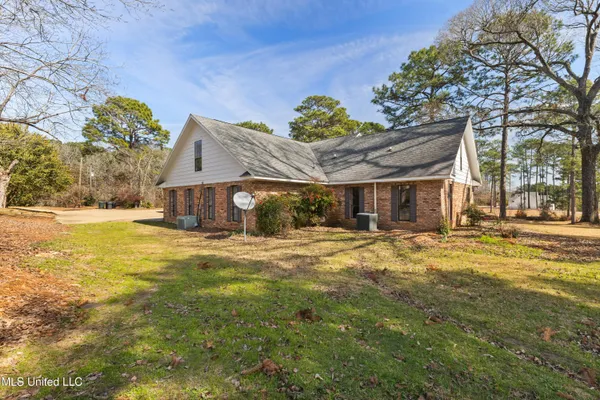 $985,000 | 269 West Lake Road, Hattiesburg, MS 39402