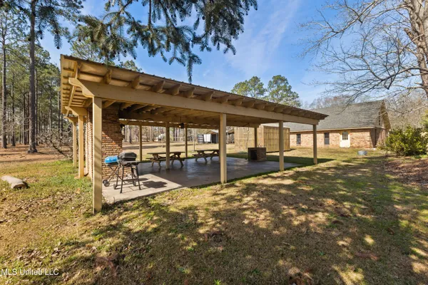 $985,000 | 269 West Lake Road, Hattiesburg, MS 39402