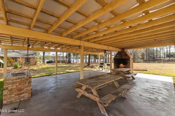 $985,000 | 269 West Lake Road, Hattiesburg, MS 39402