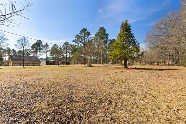 $985,000 | 269 West Lake Road, Hattiesburg, MS 39402