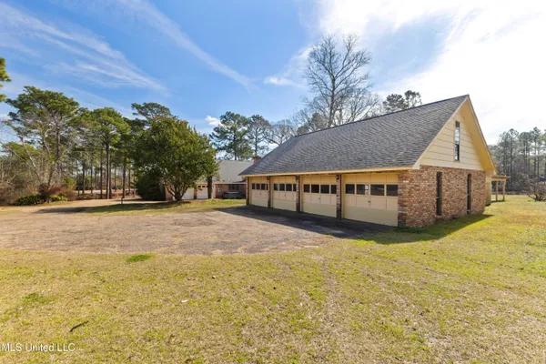 $985,000 | 269 West Lake Road, Hattiesburg, MS 39402