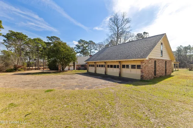 $985,000 | 269 West Lake Road, Hattiesburg, MS 39402
