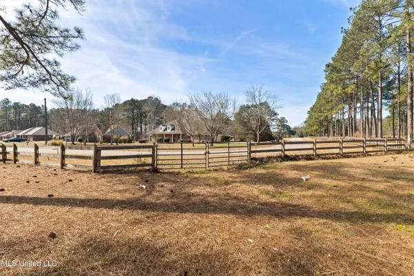 $985,000 | 269 West Lake Road, Hattiesburg, MS 39402