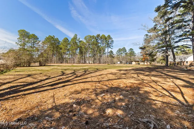 $985,000 | 269 West Lake Road, Hattiesburg, MS 39402