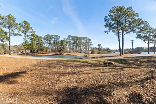 $985,000 | 269 West Lake Road, Hattiesburg, MS 39402