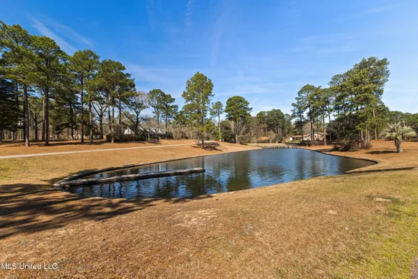 $985,000 | 269 West Lake Road, Hattiesburg, MS 39402