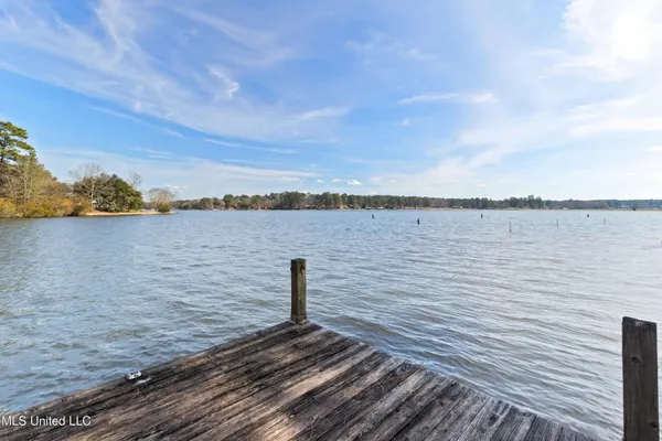 $985,000 | 269 West Lake Road, Hattiesburg, MS 39402