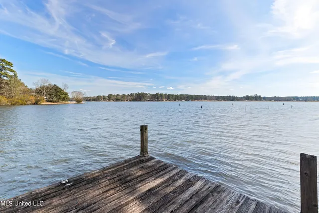 $985,000 | 269 West Lake Road, Hattiesburg, MS 39402