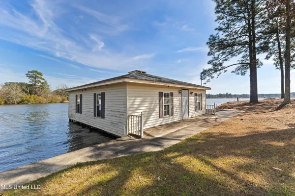 $985,000 | 269 West Lake Road, Hattiesburg, MS 39402