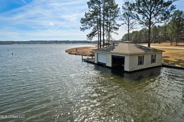 $985,000 | 269 West Lake Road, Hattiesburg, MS 39402