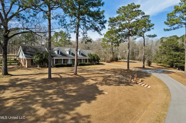 $985,000 | 269 West Lake Road, Hattiesburg, MS 39402