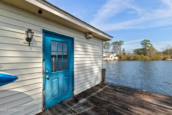 $985,000 | 269 West Lake Road, Hattiesburg, MS 39402