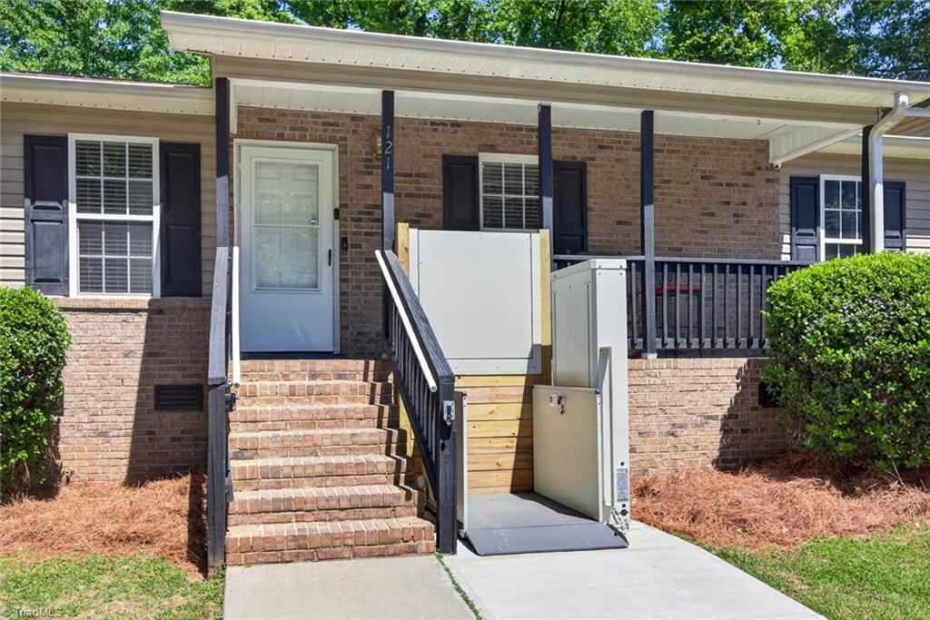 121 Manor Drive High Point, NC 27260 - Photo 3 of 23