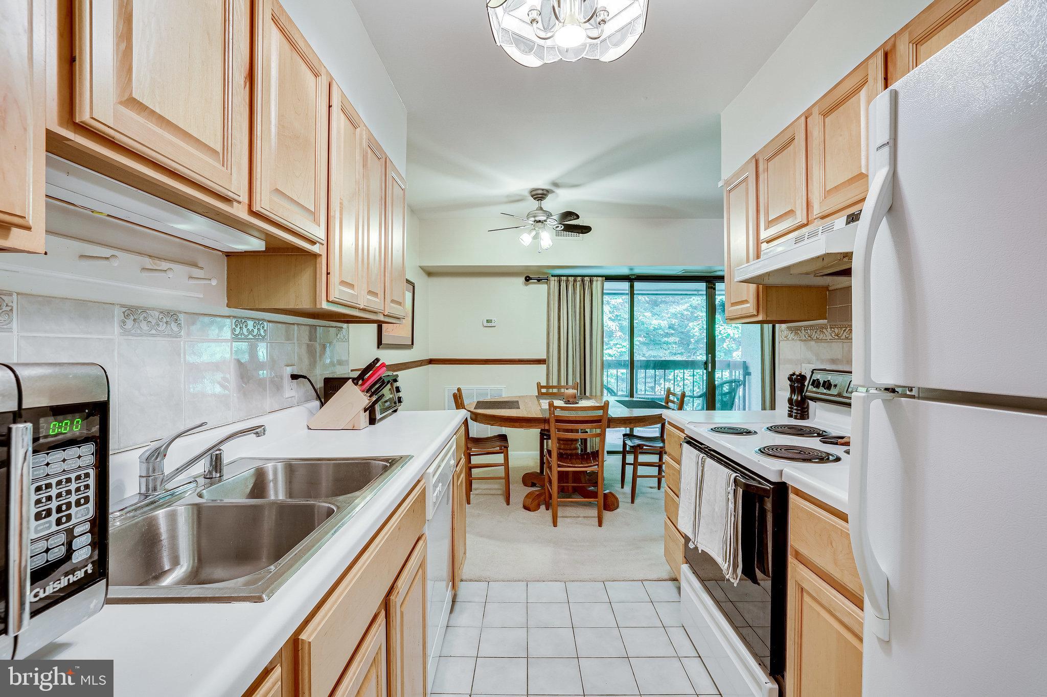 11621 Stoneview Square, Unit 22C Reston, VA 20191 - Photo 10 of 37 Eat in Kitchen with Tile Backsplash