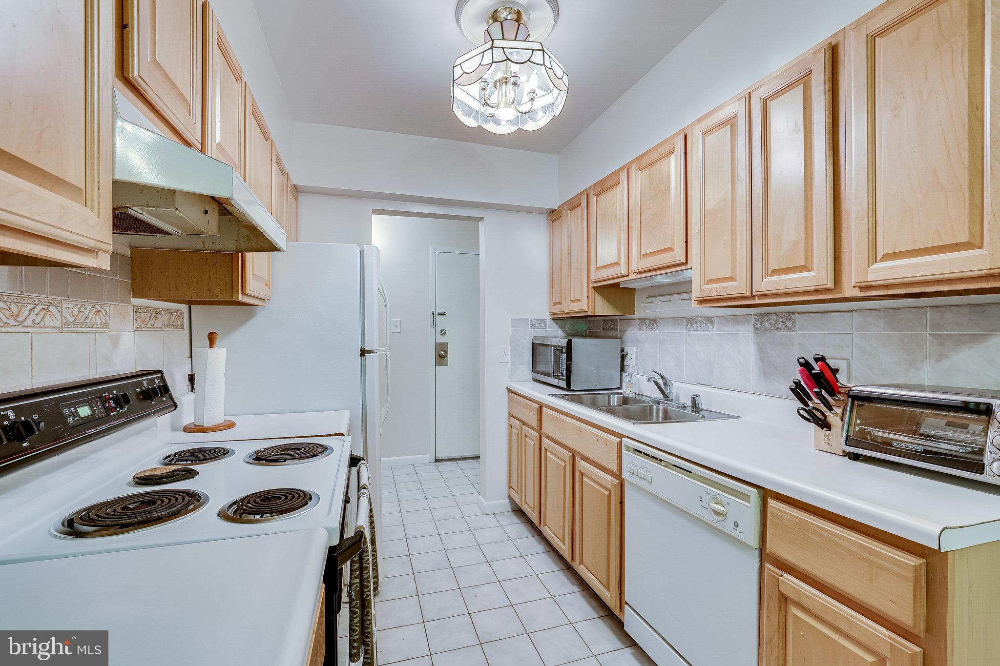11621 Stoneview Square, Unit 22C Reston, VA 20191 - Photo 11 of 37 Eat in Kitchen