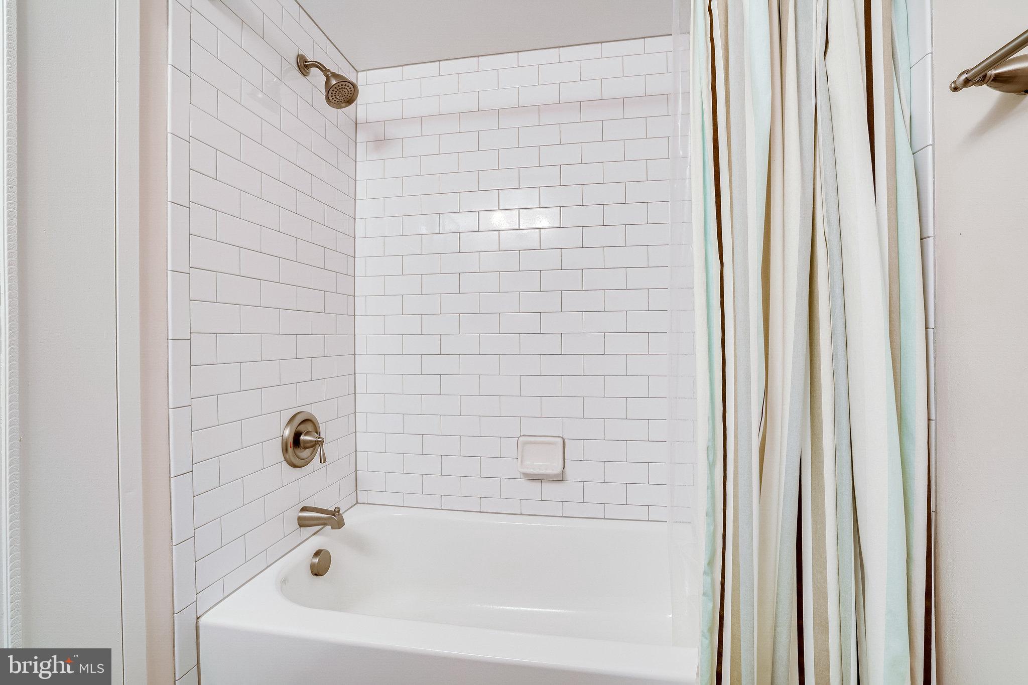 11621 Stoneview Square, Unit 22C Reston, VA 20191 - Photo 17 of 37 Full Hall Bath with upgraded tile