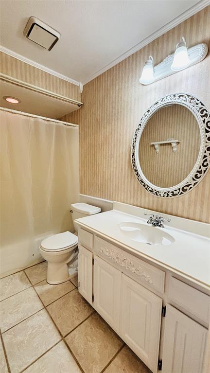 4019 Rive Lane Addison, TX 75001 - Photo 14 of 37 White vanity with chrome faucet and decorative mirror