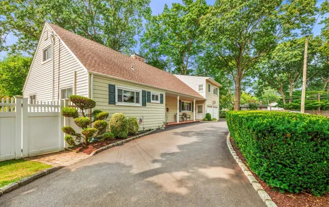$889,000 | 4 Lamarr Avenue, Melville, NY 11747