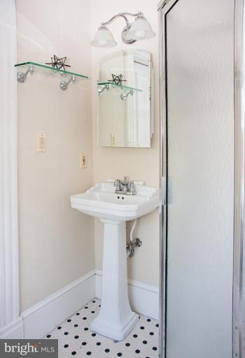 25 R Street Northwest Washington, DC 20001 - Photo 13 of 20 Bath #3