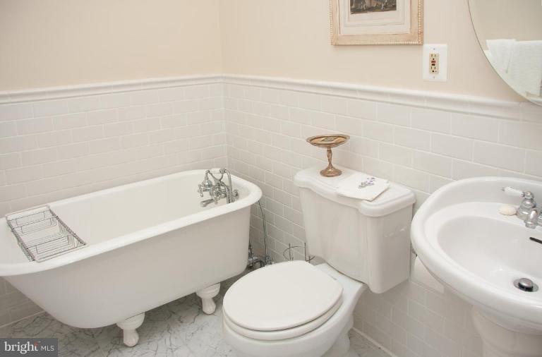 25 R Street Northwest Washington, DC 20001 - Photo 6 of 20 Bath #1