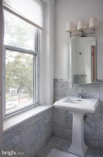25 R Street Northwest Washington, DC 20001 - Photo 10 of 20 Master Bath