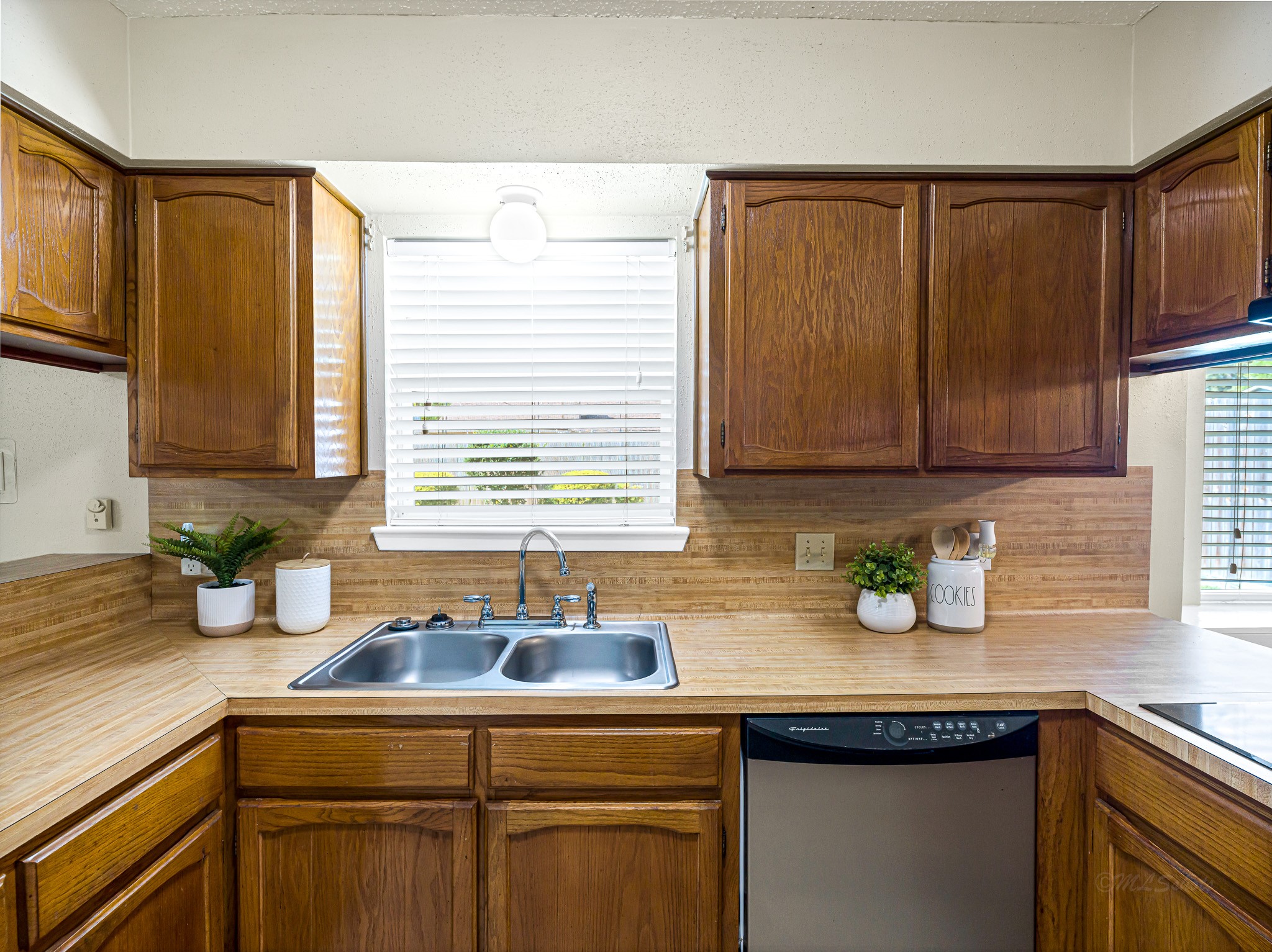 6230 Sunnygate Drive Spring, TX 77373 - Photo 12 of 33 The bright window allows natural light into the space.