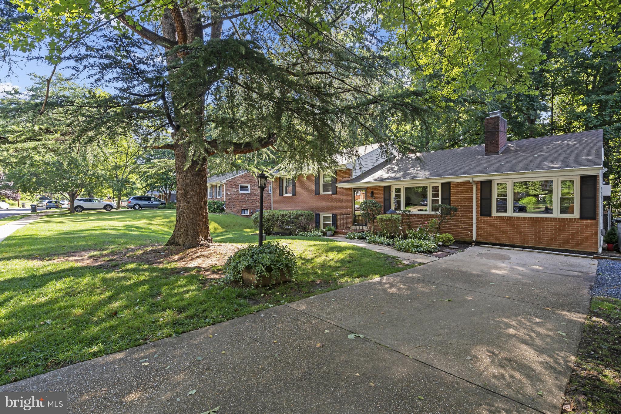5633 Heming Avenue Springfield, VA 22151 - Photo 2 of 34