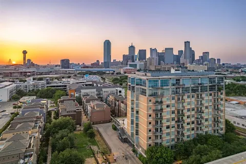 $425,000 | 1001 Belleview Street, Unit 305, Dallas, TX 75215