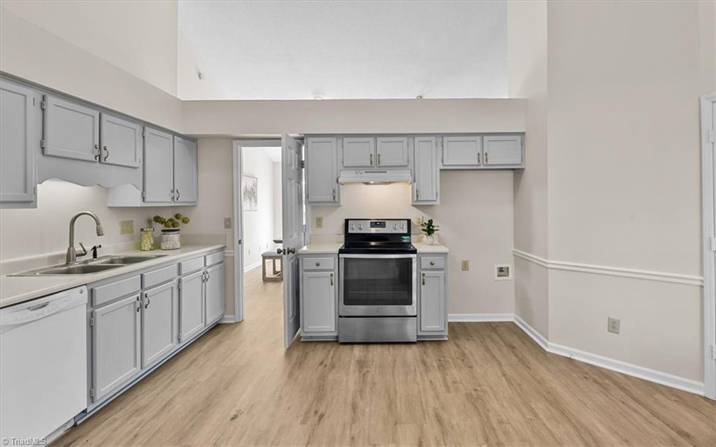 4426 Deacon Court High Point, NC 27265 - Photo 7 of 46 Kitchen