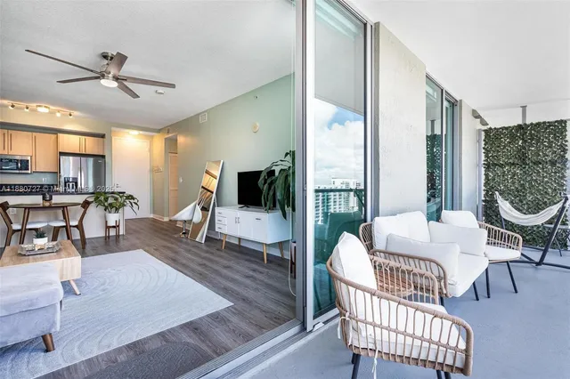 $450,000 | 1111 Southwest 1st Avenue, Unit 2721N, Miami, FL 33130