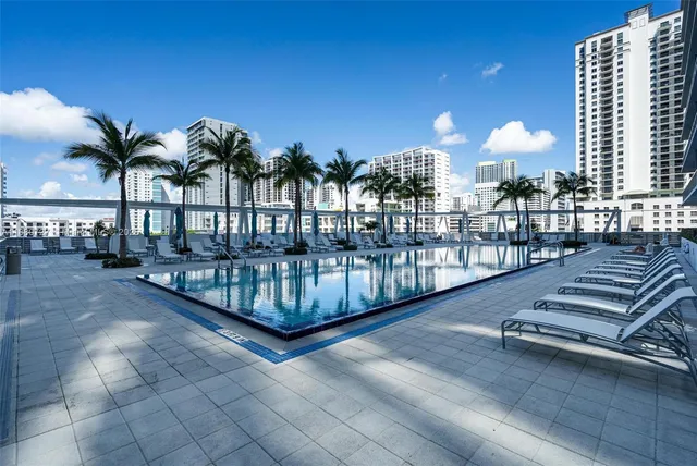 $450,000 | 1111 Southwest 1st Avenue, Unit 2721N, Miami, FL 33130