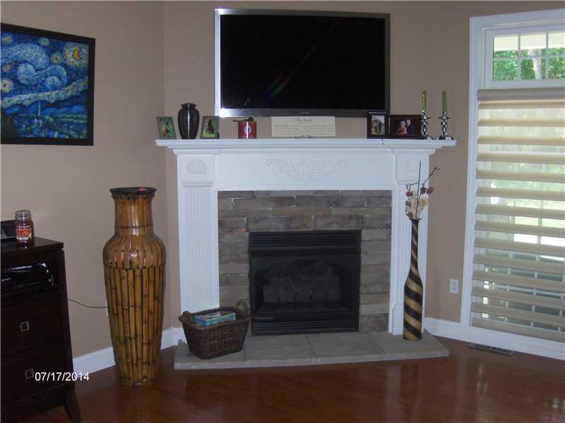 187 South Kings Creek Road Burgettstown, PA 15021 - Photo 9 of 25 Living Room.